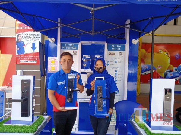 Karyawan menunjukkan electronic lock dari Dekkson.(Foto : Aunur Rofiq/BlitarTIMES)