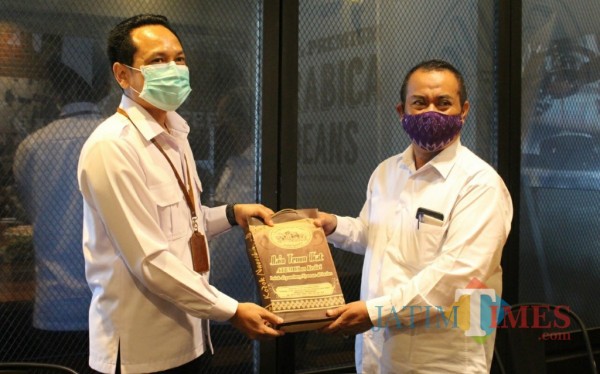 Plt Kepala Disperdagin Kota Kediri Nur Muhyar menggelar bincang santai bersama pelaku usaha kota Kediri. (foto : istimewa)