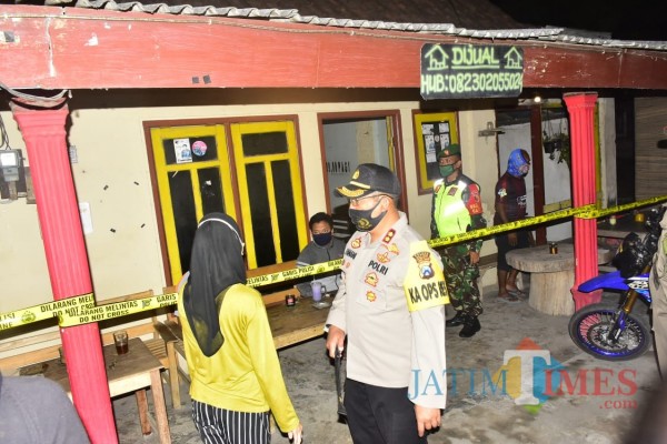 Polisi memasang police line di salah satu warung kopi karena langgar protokol kesehatan.(Foto : Aunur Rofiq/BlitarTIMES)