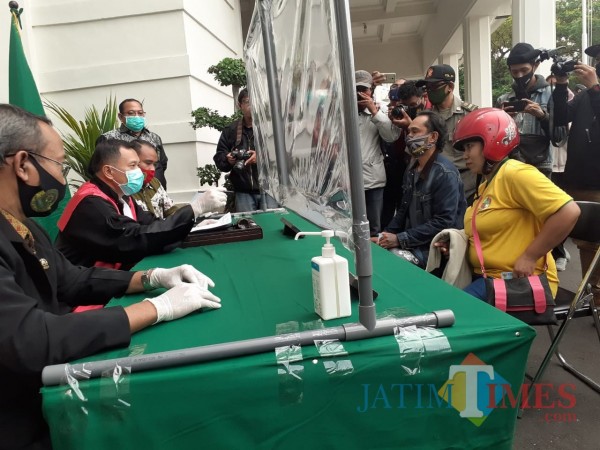 Warga terjaring operasi dan dikenai sanksi karena tak pakai masker di Kota Malang. (Arifina Cahyanti Firdausi/MalangTIMES).