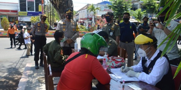 Suasana sidang di tempat, bagi pelanggar protokol kesehatan.