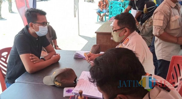 Manajer Persik Kediri Syarif Hidayatullah saat terjaring razia. (Eko Arif S/JatimTIMES)