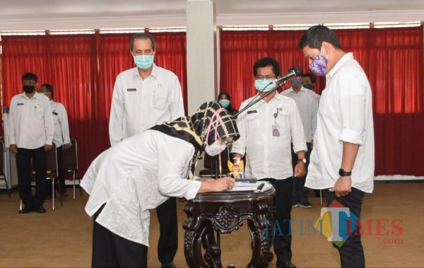 Wali Kota Kediri Abdullah Abu Bakar saat melantik pejabat Pemkot Kediri. (Foto : istimewa)