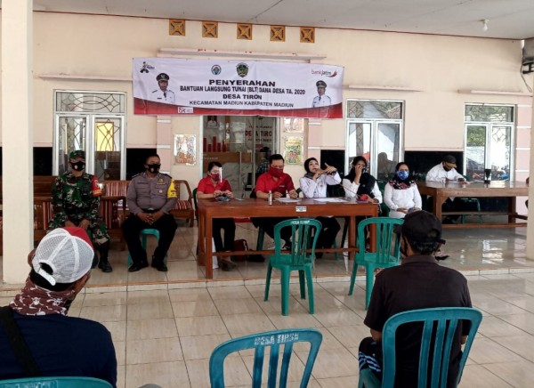 Kepala desa memberikan pengarahan sesaat sebelum proses pencairan Bansos BLT DD
