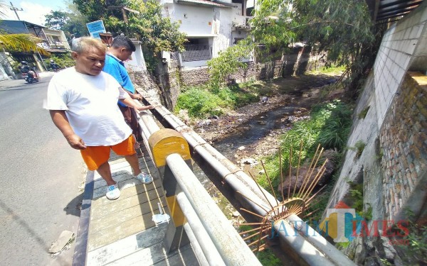 Warga sekitar yang sempat menolong mahasiswa asal NTT yang bunuh diri dengen melompat dari jembatan Joyogrand (Anggara Sudiongko/MalangTIMES)