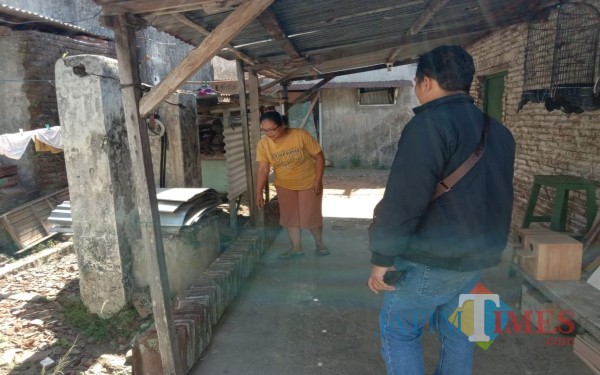 Wartawan media ini saat mendatangi lokasi kejadian pelaku curanmor yang menyatu menjadi pemulung (Anggara Sudiongko/MalangTIMES)