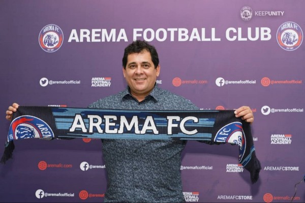 Carlos Oliveira saat dikenalkan manajemen Arema FC sebagai pelatih baru musim 2019/2020 (official Arema FC)