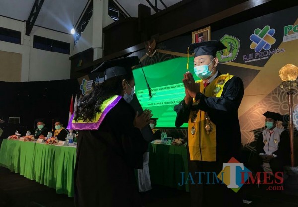 Direktur Polkesma, Budi Susatia SKp MKes saat mewisuda wisudawati. (Foto: Ima/MalangTIMES)