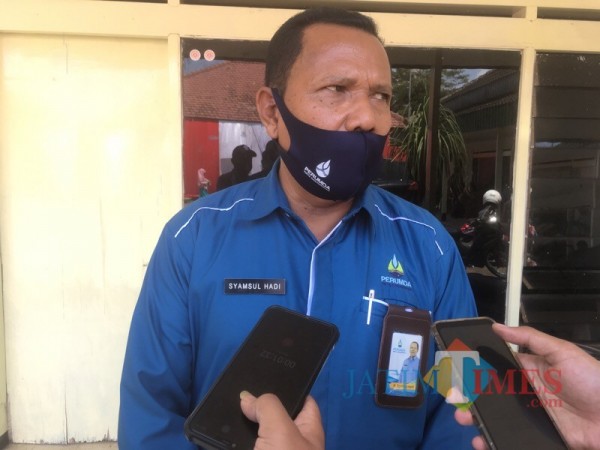 Dirut Perumda Tirta Kanjuruhan Kabupaten Malang, Syamsul Hadi saat menjelaskan perencanaan SPAM baru di Sungai Lesti (Foto : Ashaq Lupito / MalangTIMES)