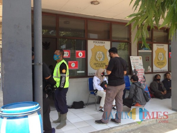 Para pedagang Pasar Turi ketika menggelar demo