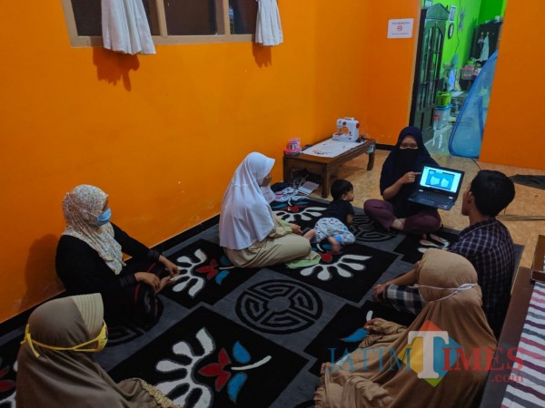 Pelatihan membuat masker digelar Retno Ambarwati mahasiswa PKM Unisba Blitar