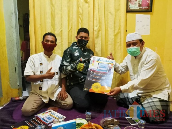 Penyerahan secara simbolis wifi gratis dari PKS untuk masyarakat dan pelajar di Ketawanggede, Kota Malang. (Istimewa).