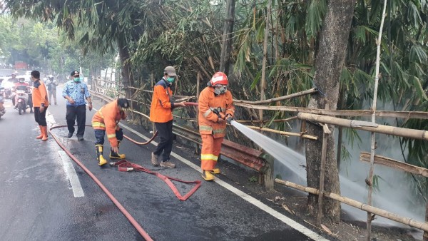 Petugas saat memadamkan api di Jalan Ir Soekarno, Areng Areng Kelurahan Dadaprejo, Kecamatan Junrejo, Kamis (17/9/2020). (Foto: istimewa)