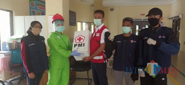 Plt Ketua PMI Bondowoso M Iqbal Afif saat melakukan aksi kemanusiaan dalam menanggulangi penyebaran Covid-19 (FOTO: Abror Rosi/JatimTimes).
