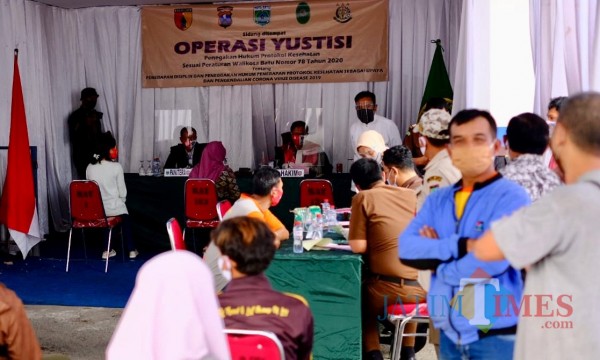 Suasana dalam pos Operasi Yustisi di Alun-Alun Kota Batu, Kamis (17/9/2020). (Foto: Irsya Richa/MalangTIMES)