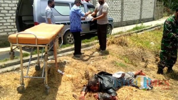 Tergeletak, korban pembunuhan di Bangkalan akibat piutang tak bisa bayar, (foto/redaksi bangkalantimes.com)