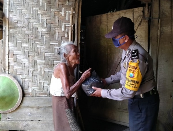Aida Aman Subagio saat memberikan sembako kepada nenek Warsilah 73 tahun