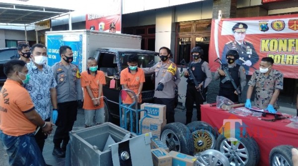 Kapolres Pamekasan AKBP Apip Ginanjar bersama tiga orang pelaku saat menunjukkan barang bukti hasil pencurian. (Foto: Rozy,JatimTimes.com)