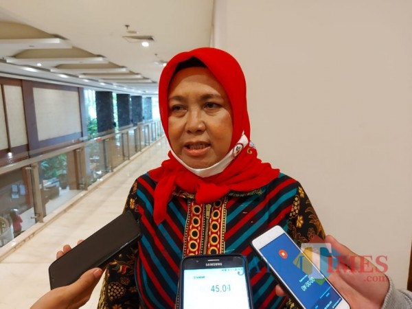 Ketua DPC IBI Kabupaten Malang, Endah Pujiati saat ditemui awak media di salah satu hotel di Kota Malang, Kamis (17/9/2020). (Foto: Tubagus Achmad/MalangTimes)