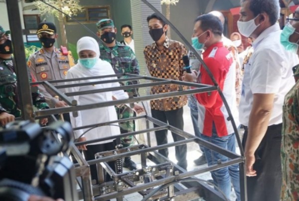 Khofifah saat melihat pembuatan mobil listrik SMK PGRI Mejayan.