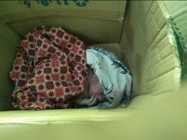 Kondisi bayi di dalam kardus sewaktu ditemukan warga di dekat Puskesmas Gapura, Sumenep (Foto: Ist/JatimTIMES)