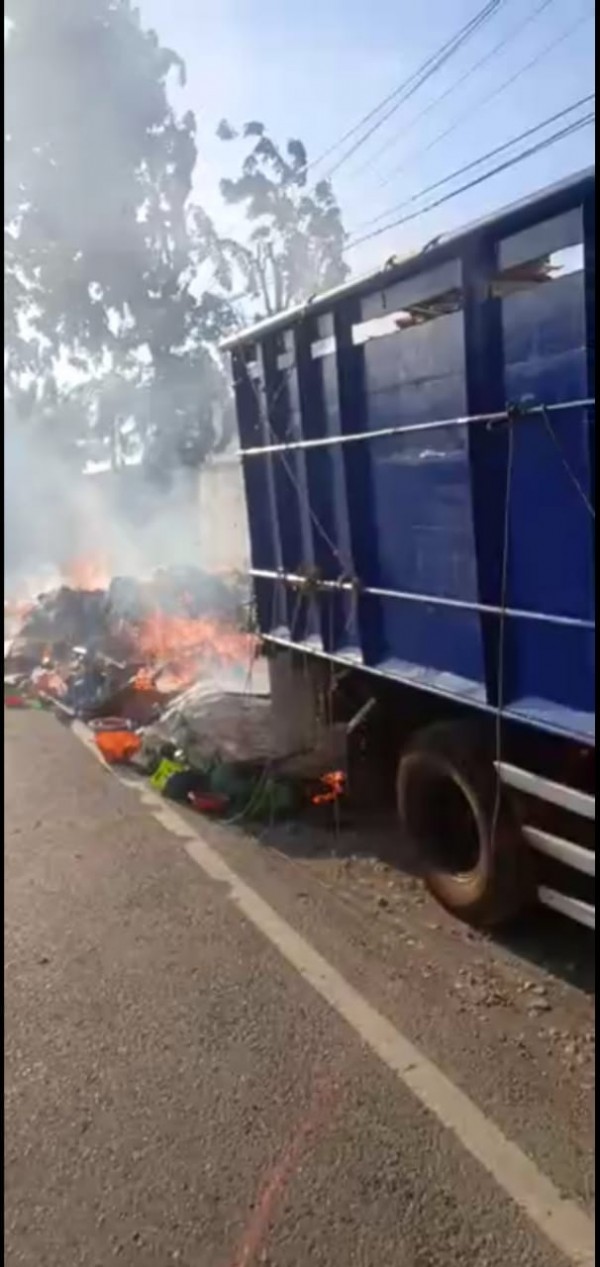 Kondisi truk terbakar. (istimewa)