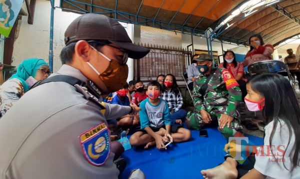 Para pelajar menikmati wifi gratis di salah satu rumah warga Kelurahan Pakelan.(eko arif s/Jatimtimes)
