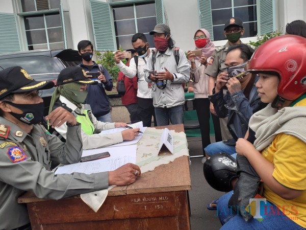 Warga melanggar protokol kesehatan Covid-19 dengan tak pakai masker yang terjaring operasi yustisi di Kota Malang. (Arifina Cahyanti Firdausi/MalangTIMES).