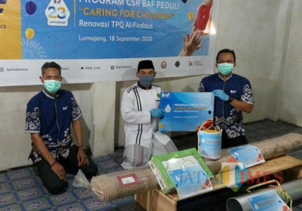 Penyerahan CSR oleh Bussan Auto Finance di Lumajang (Foto : Doc BAF / Jatim TIMES)