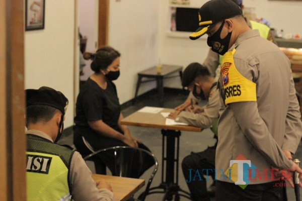 Petugas gabungan di Kota Blitar saat melaksanakan operasi yustisi dengan menyasar sejumlah cafe