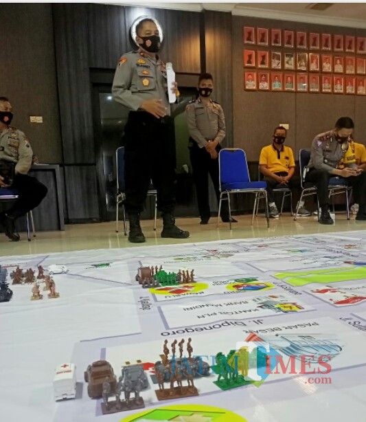 Tactical floor game (TFG) sistem pengamanan kota yang diperagakan Polres Ngawi.