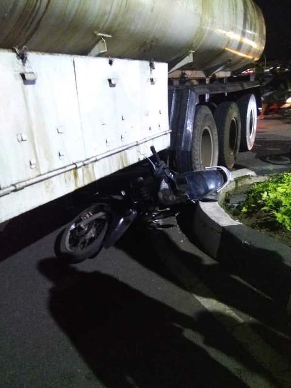 Terlihat kondisi motor korban yang dilintasi oleh truk tangki (Ist)