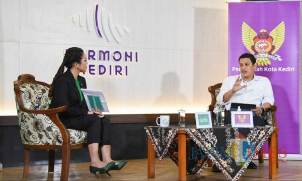 Wali Kota Kediri Abdullah Abu Bakar saat menjadi narasumber dalam webinar prospek bisnis online.(ist)