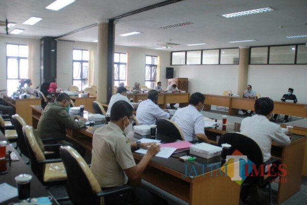 Hearing Komisi II DPRD Kab Blitar dengan pedagang pasar Srengat dan Stakeholder.(Foto : Aunur Rofiq/BlitarTIMES)