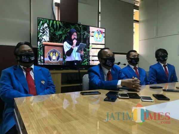 (urutan kedua dari kiri) Rektor ITN Malang, Dr Ir Kustamar MT saat menggelar konferensi pers PKKMB beberapa waktu yang lalu. (Foto: Ima/MalangTIMES)