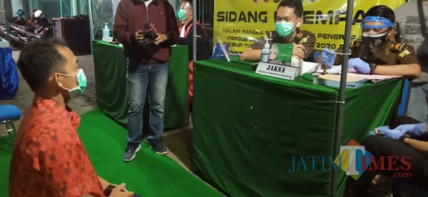 Agus saat menjalani sidang ditempat pelanggaran protokol kesehatan (Joko Pramono for Jatim TIMES)