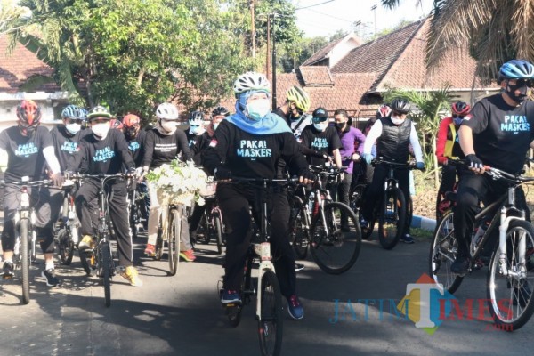 Gubernur Jawa Timur Khofifah Indar Parawansa (jilbab biru) saat gowes bersama Forkopimda Malang Raya, Sabtu (19/9). (Arifina Cahyanti Firdausi/MalangTIMES).
