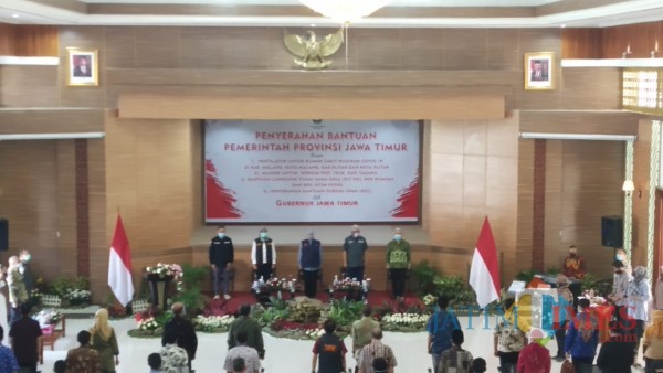 Gubernur Jawa Timur Khofifah Indar Parawansa (tengah) saat datang dalam penyerahan bantuan ventilator di Kota Malang (Pipit Anggraeni /MalangTIMES).