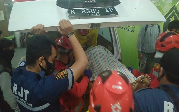 Jenazah salah satu korban saat akan dibawa ke rumah duka. (doc MalangTIMES)