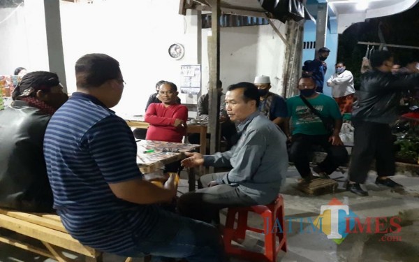 Kepala Desa Karanganom Sukar ditengah mediasi warga dan pemilik konten / Foto : Istimewa / Tulungagung TIMES