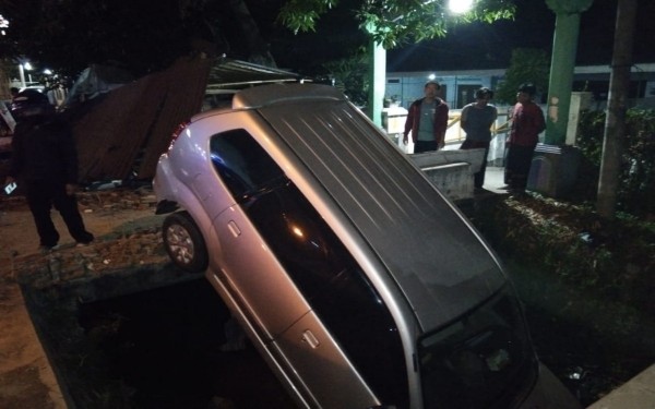 Kondisi mobil usai tabrak warung dan tercebur ke sungai. (Istimewa)