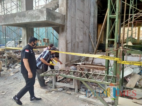Petugas kepolisian saat memanatu lokasi kejadian lift jatuh yang menewaskan pekerja di RSI UNISMA (doc MalangTIMES)