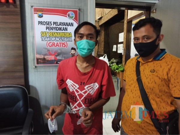 Salah satu tersangka peredaran narkoba jenis sabu (kiri) saat diringkus personel Polsek Jabung (Foto : Polsek Jabung for MalangTIMES)