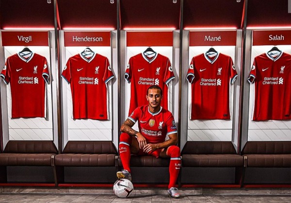 Thiago saat menjalani sesi foto dengan Liverpool (Liverpool)
