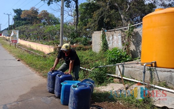 Warga saat mengambil air di sumur bor Pamsimas (Foto: Adi Rosul/ JombangTIMES)