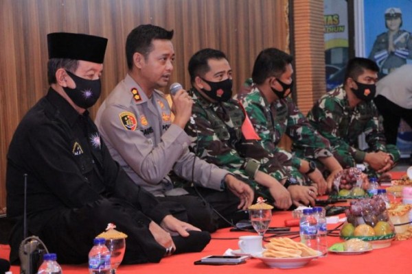 Bagoes bersama tokoh PSHT H Hari Wuryanto. (Foto: Istimewa)