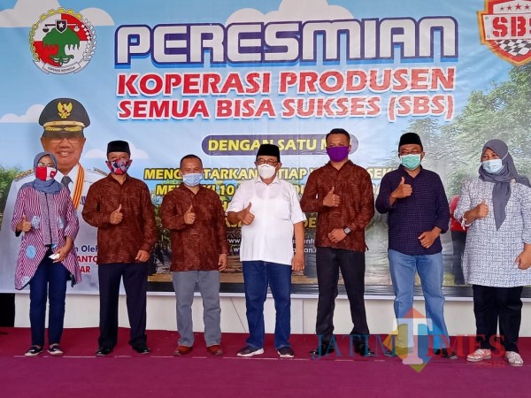 Bupati Blitar Rijanto (baju putih) meresmikan Koperasi SBS 'Kampung Durian Runtuh' (Foto: Aunur Rofiq/BlitarTIMES)
