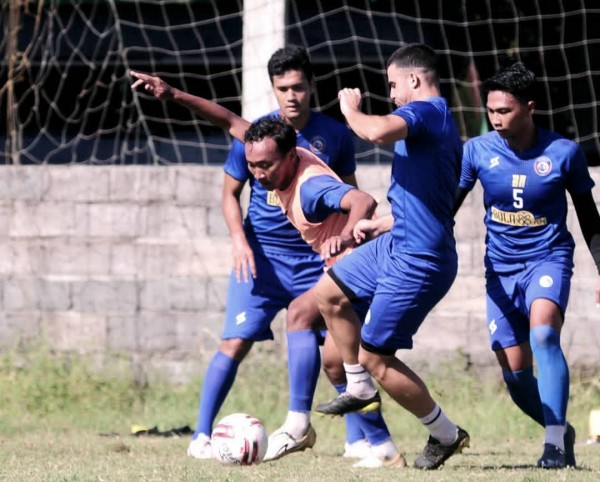 Elias Alderete (tengah), satu dari dua pemain asing yang tetap milik Arema FC (official Arema FC)