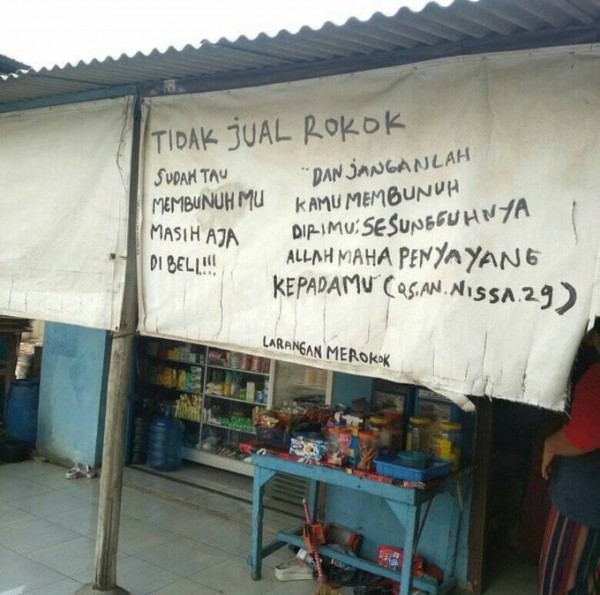Peringatan rokok pakai ayat Al-Qur'an (Foto: Twitter @nocontextwarung)