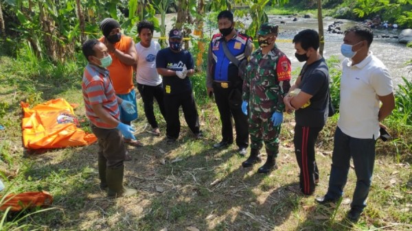 Petugas Polsek Kepung dan Tim Inafis Mapolres Kediri dan dokter Puskesmas setempat ketika melakukan pemeriksaan. (Foto: Ist)